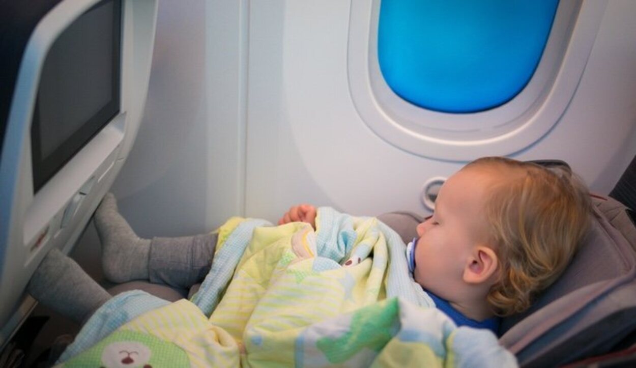 Para viajar con niños en avión es preferible que sean vuelos cortos