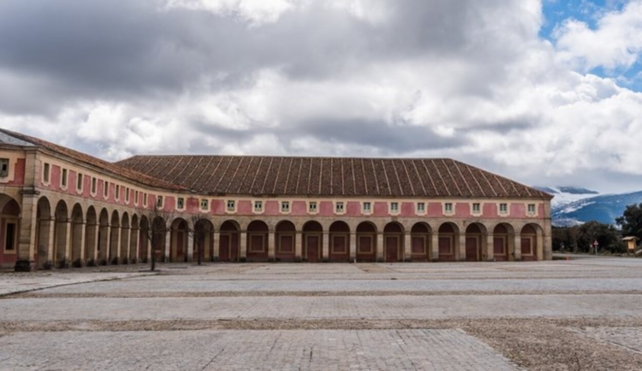 El Palacio de Riofrío está situado en el Real Sitio de La Granja de San Ildefonso