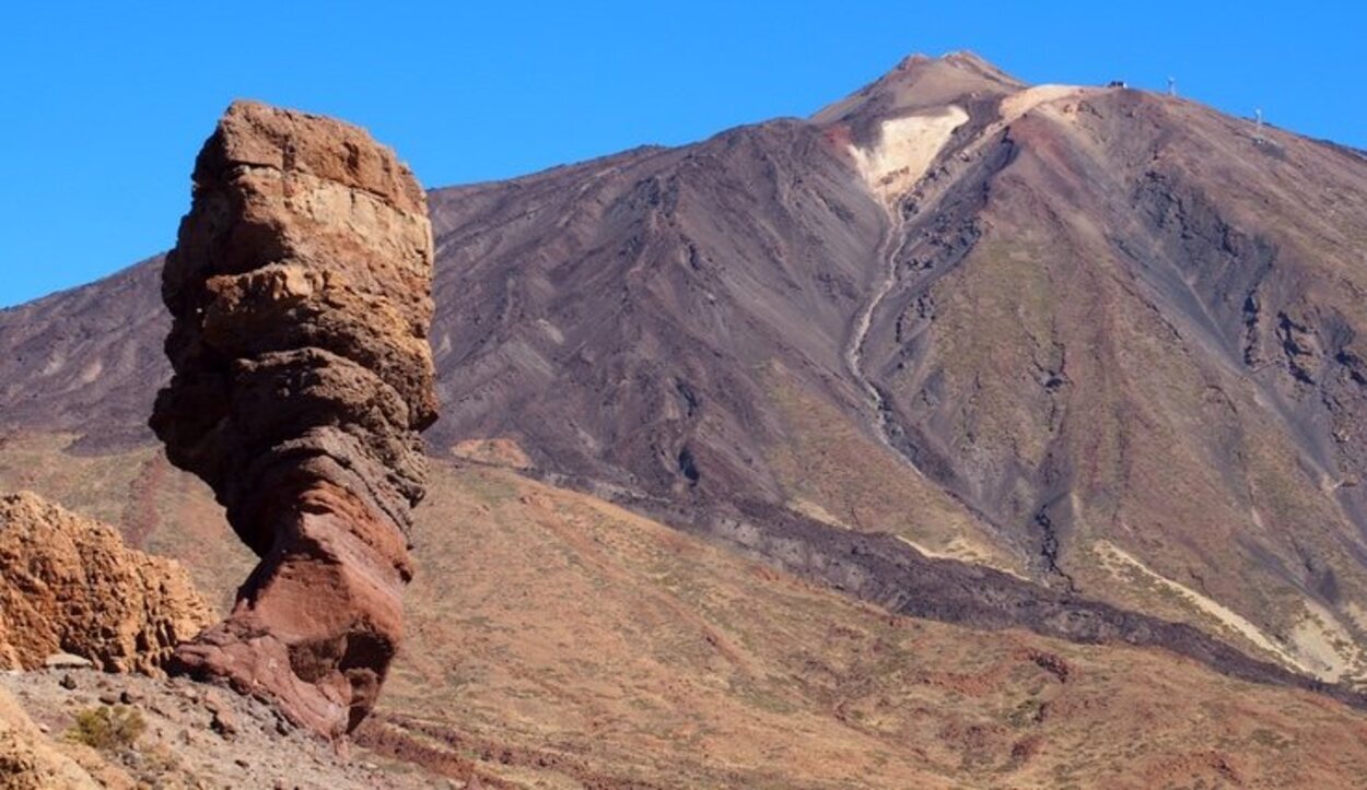 Los turistas se pueden subir hasta la cima del Teide y disfrutar de la isla