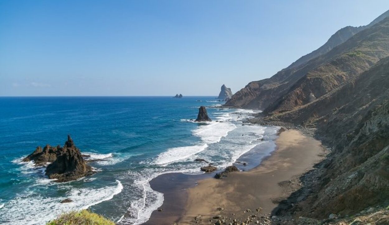 Prácticamente todas las playas de la isla son de arena negra