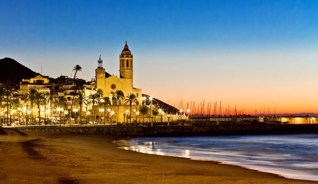  Uno de los municipios que más turistas recibe es Sitges