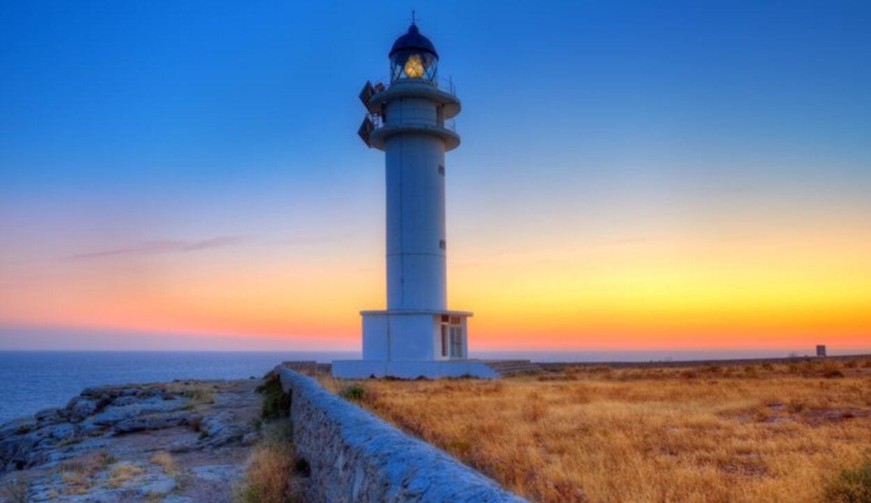 Faro de Cap de Barbaria, al oeste de Formentera