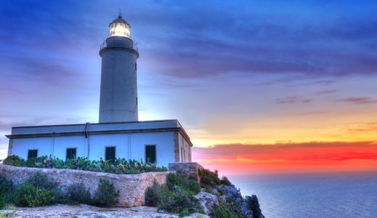 Mirador de La Mola, con su emblemático faro