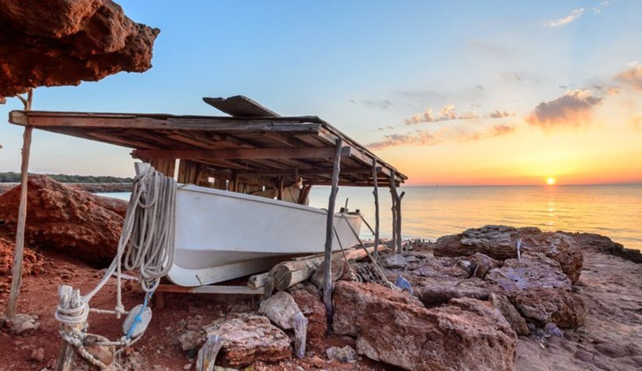 Las casetas de pescadores de Cala Saona son emblema de la playa