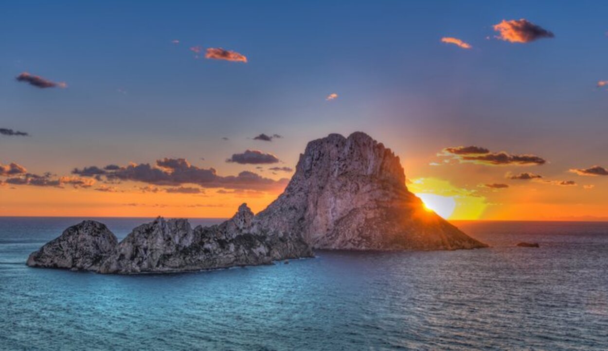 Atardecer de Es Vedrá que se puede disfrutar desde el paseo marítimo de La Savina