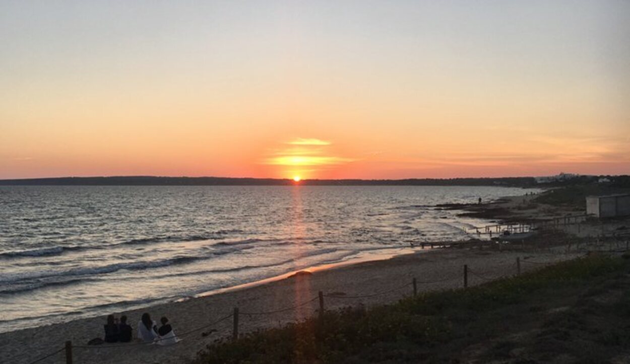 Atardecer desde la playa de Migjor2, la más larga de la isla