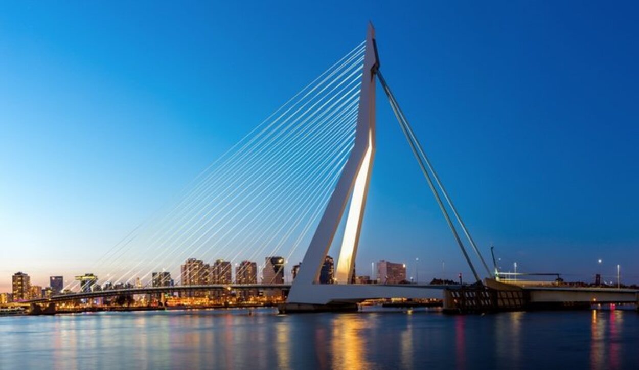 El puente de Erasmo fue diseñado por el arquitecto holandés Ben van Berkel 