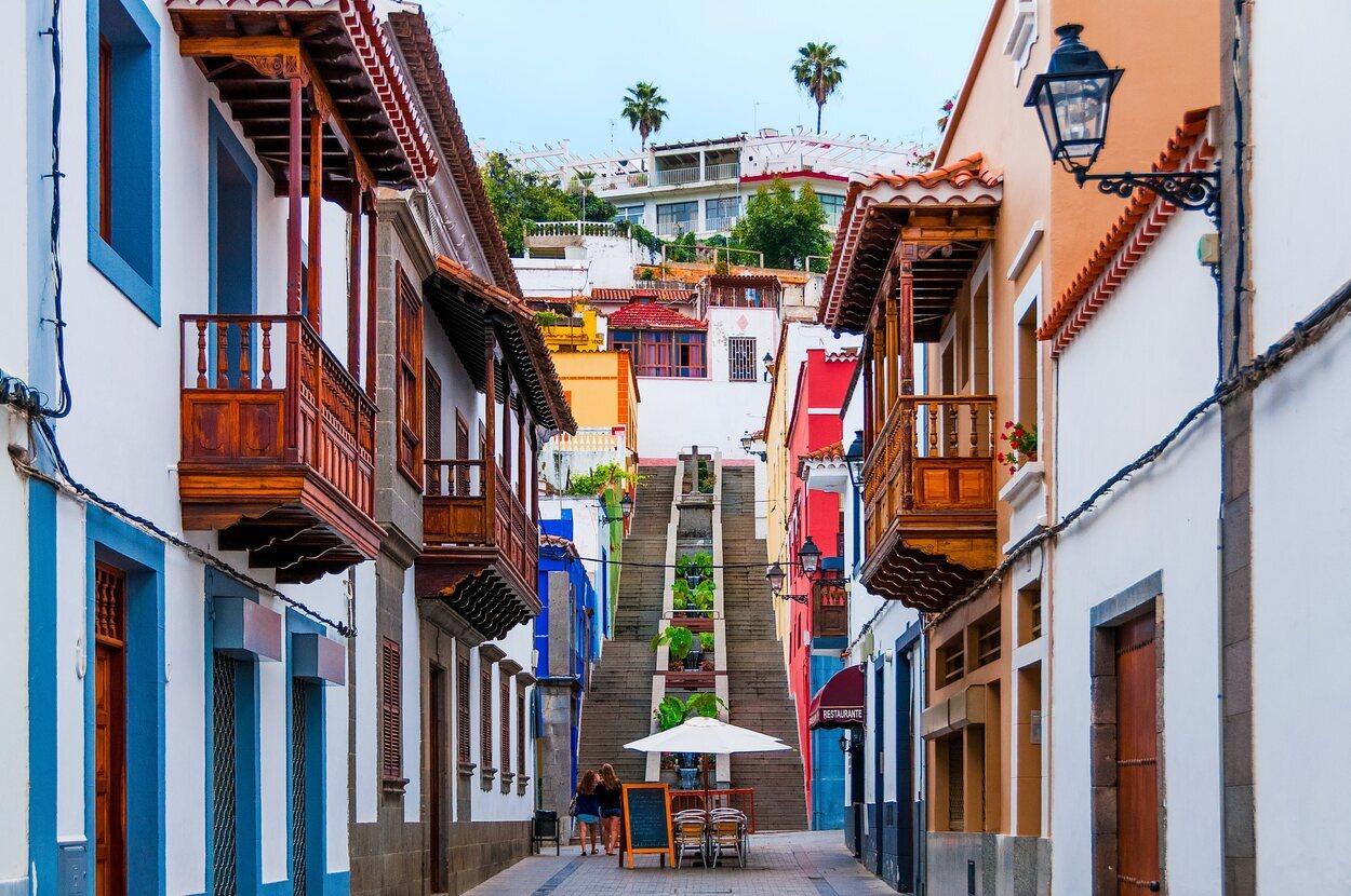 El municipio de Teror destaca por sus edificios coloridos dando un ambiente caribeño