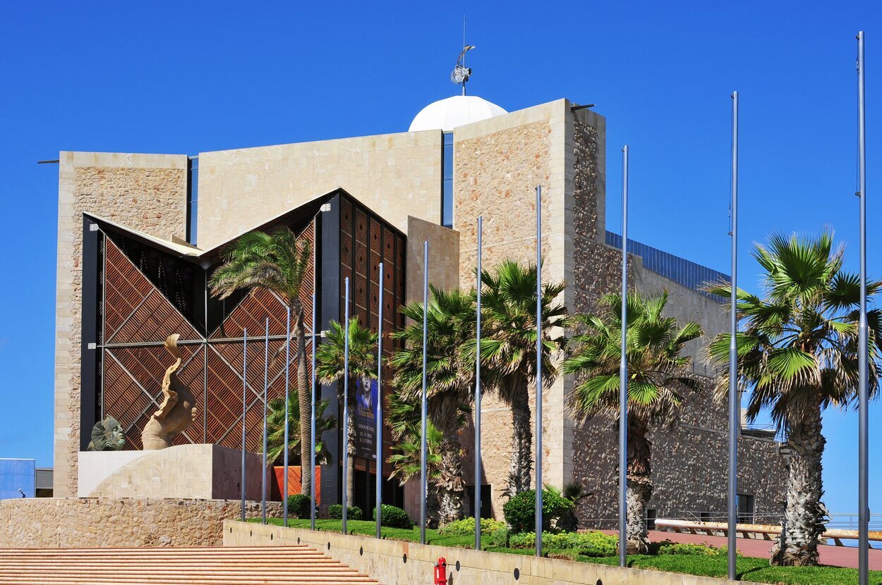 El auditorio Alfredo Kraus es una gran obra arquitectónica construida como faro para proteger la ciudad