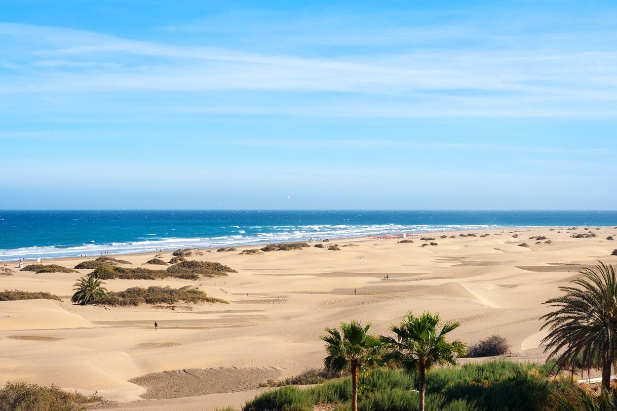 La emblemática playa de Maspalomas es muy conocida por su amplio recorrido de arena y dunas