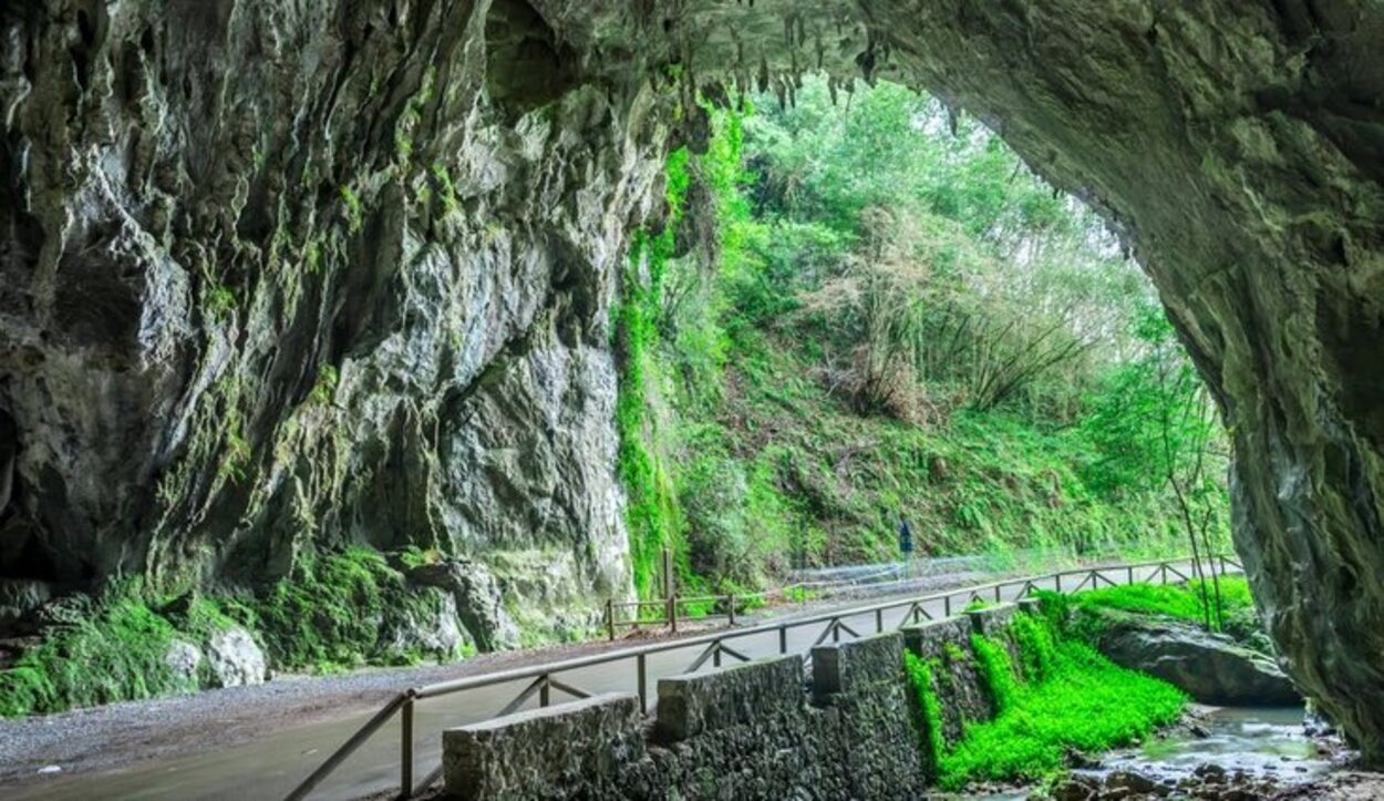 Entrada a la Cuevona de Cuevas