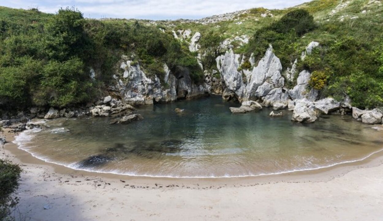 Playa de Gulpiyuri en Llanes