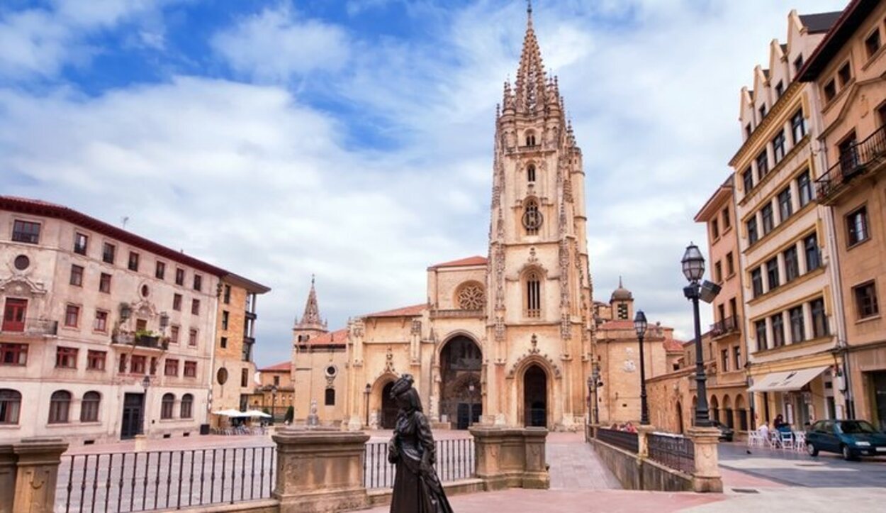 Estatua de la Regenta delante de la Catedral de Oviedo