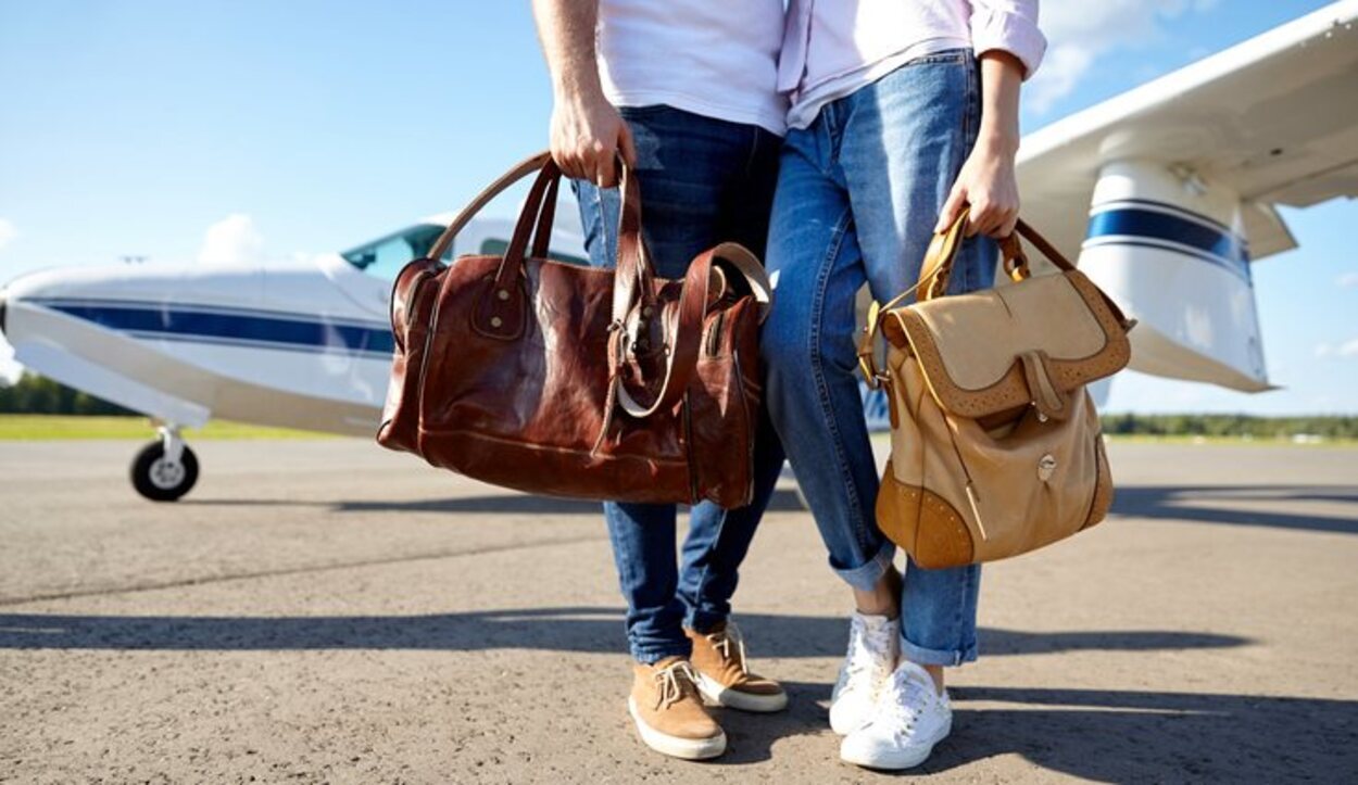 El bolso o maletín se colocará debajo del asiento