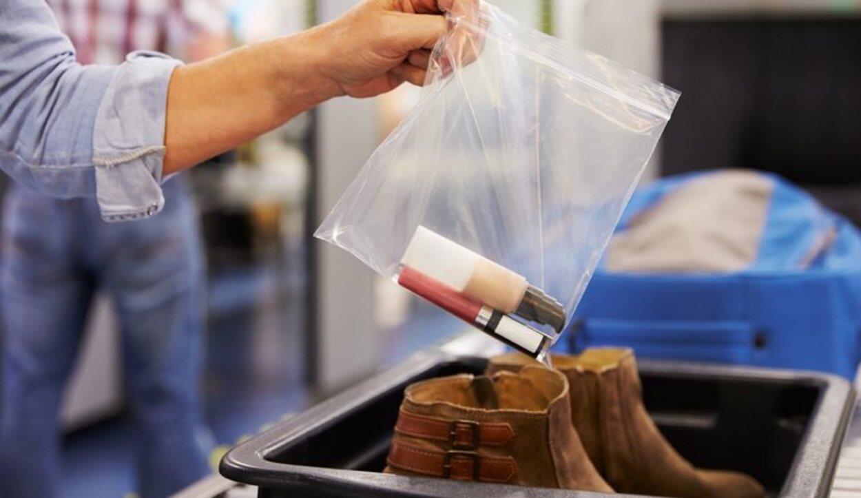 Los líquidos deben ir en recipientes de 100 ml y en una bolsa precintada de plástico