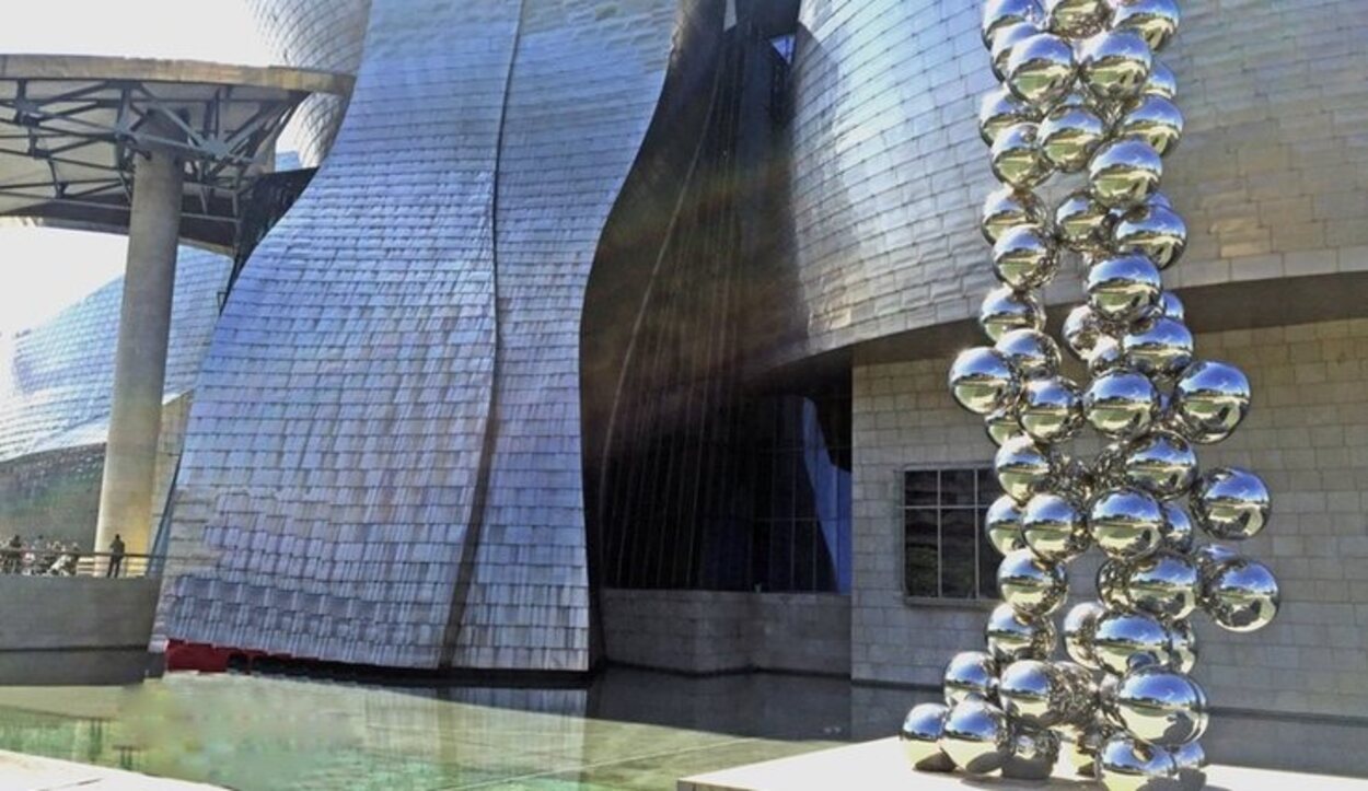 Estas 73 esferas en eje conforman la escultura denominada 'El gran árbol y el ojo'