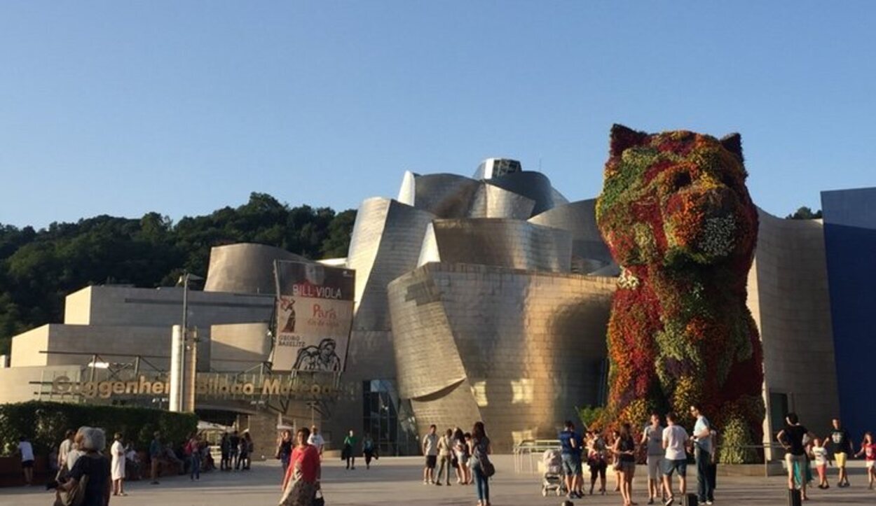 'Puppy' es la escultura recubierta de flores perteneciente al Guggenheim