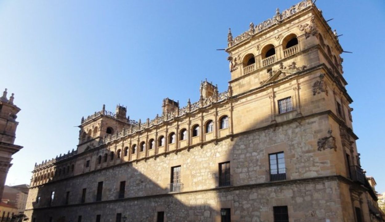 Fachada principal del Palacio de Monterrey