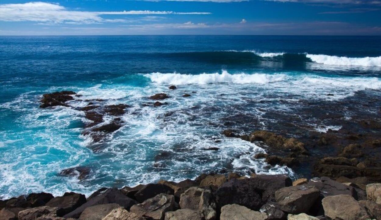 La Playa de las Nueves está situada en la zona comercial de Agaete