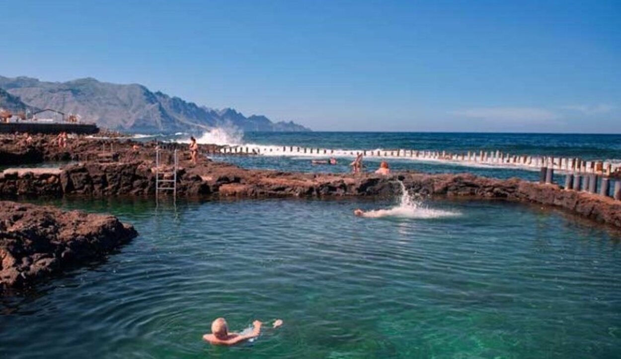 En la Playa de las Salinas de Agaete se encuentran las piscinas naturales | Foto: Holaislascanarias.com