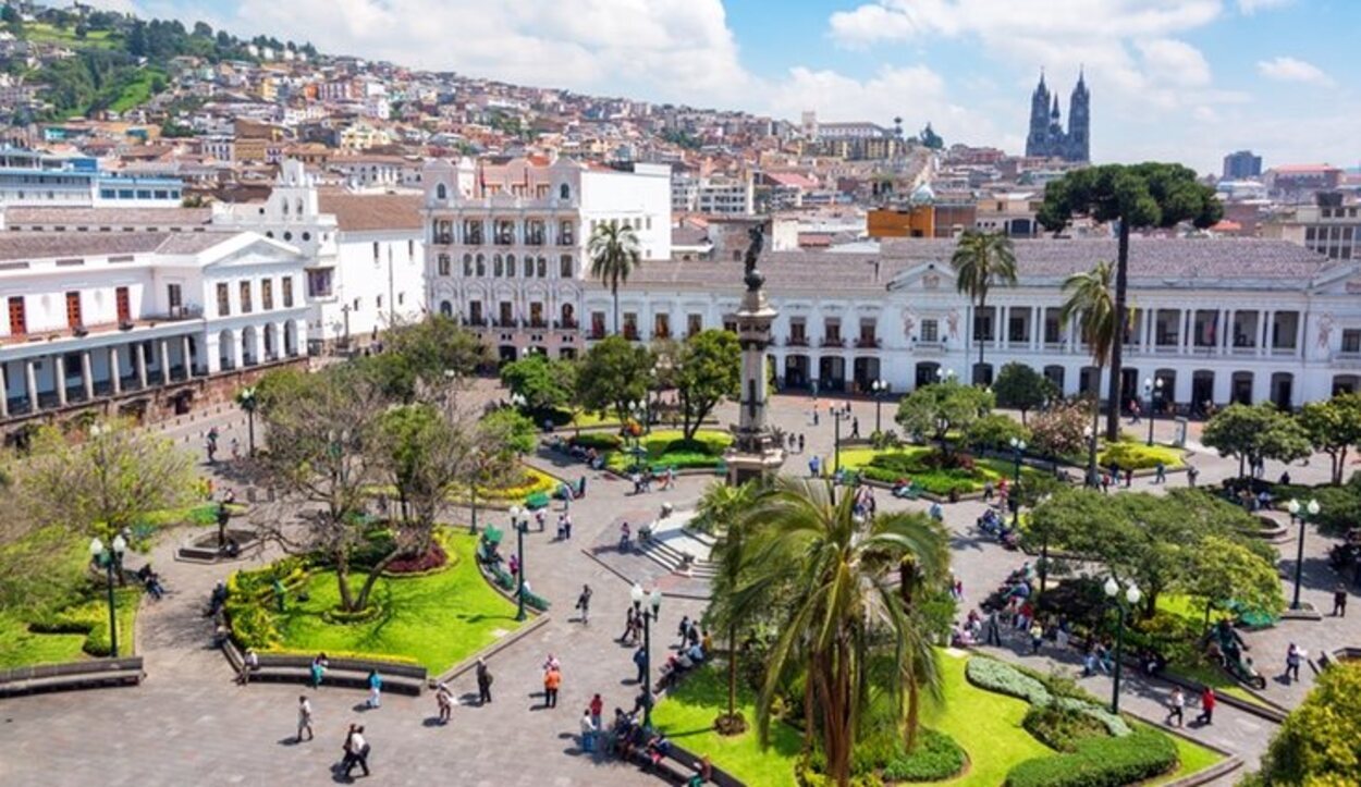 Esta plaza es el punto de encuentro entre turistas y ciudadanos