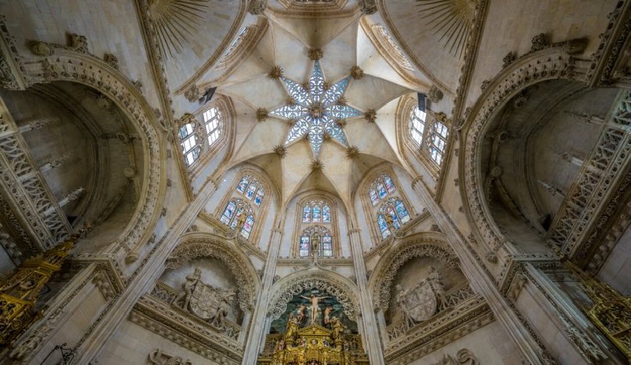 El cimborrio ilumina el interior de la catedral además de la tumba de El Cid