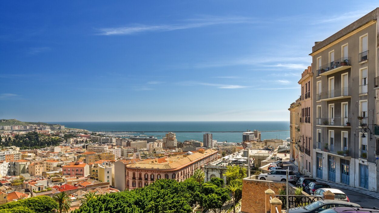 Vista de Cerdeña y su puerto marítimo