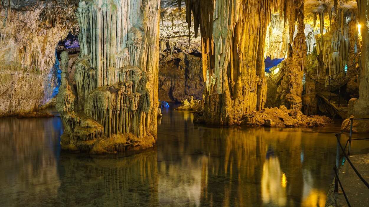 Interior de las Cuevas de Nettuno