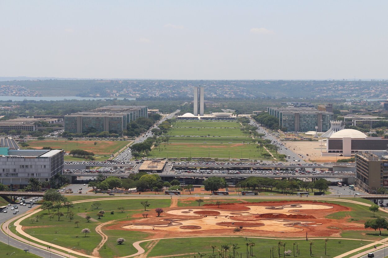 La plaza de los tres poderes es un enorme espacio en el que se encuentran tres grandes monumentos representando los 3 poderes