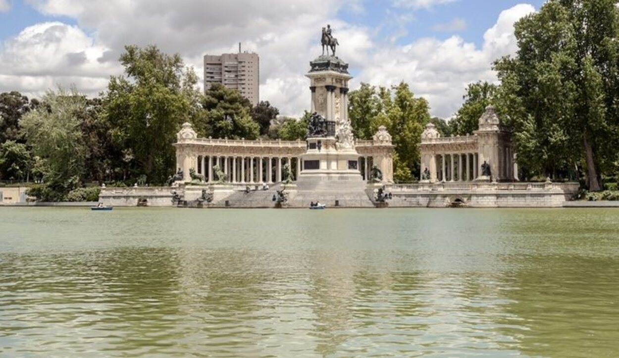 En este parque se pueden hacer multitud de actividades, como patinar o montar en barca