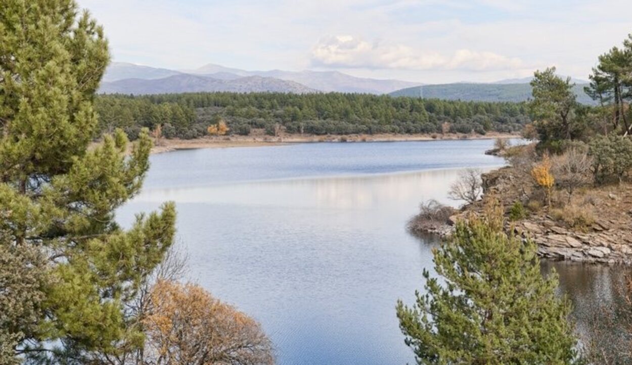 Una piscina natural con merendero/restaurante para comer