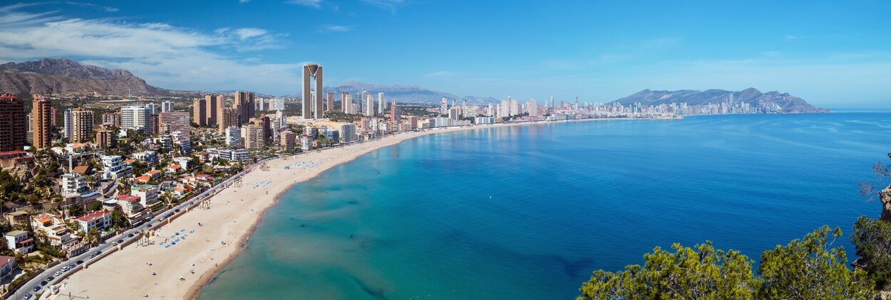 También se puede visitar Benidorm ya que se encuentra a 8 kilómetros en coche