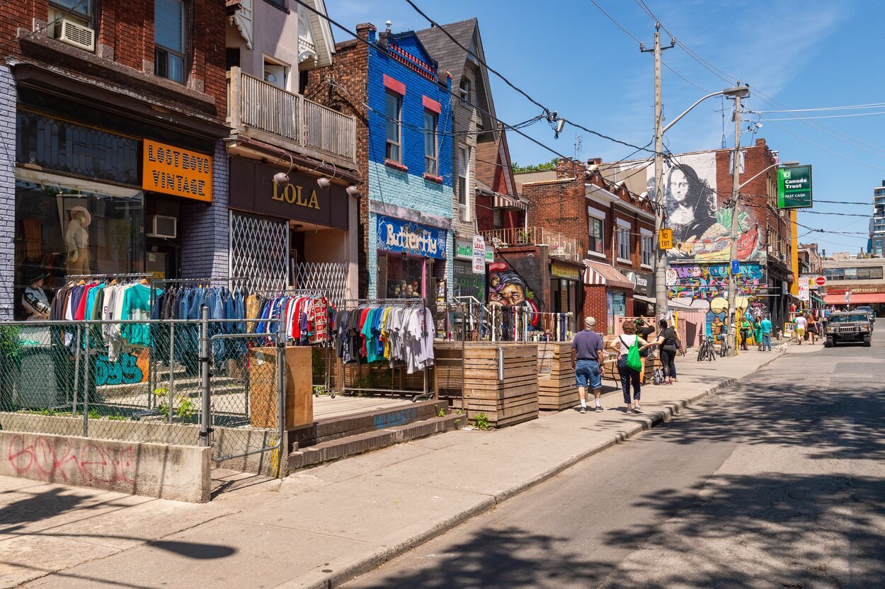 En Kensignton Avenue existe una gran cantidad de puestos de comida y ropa