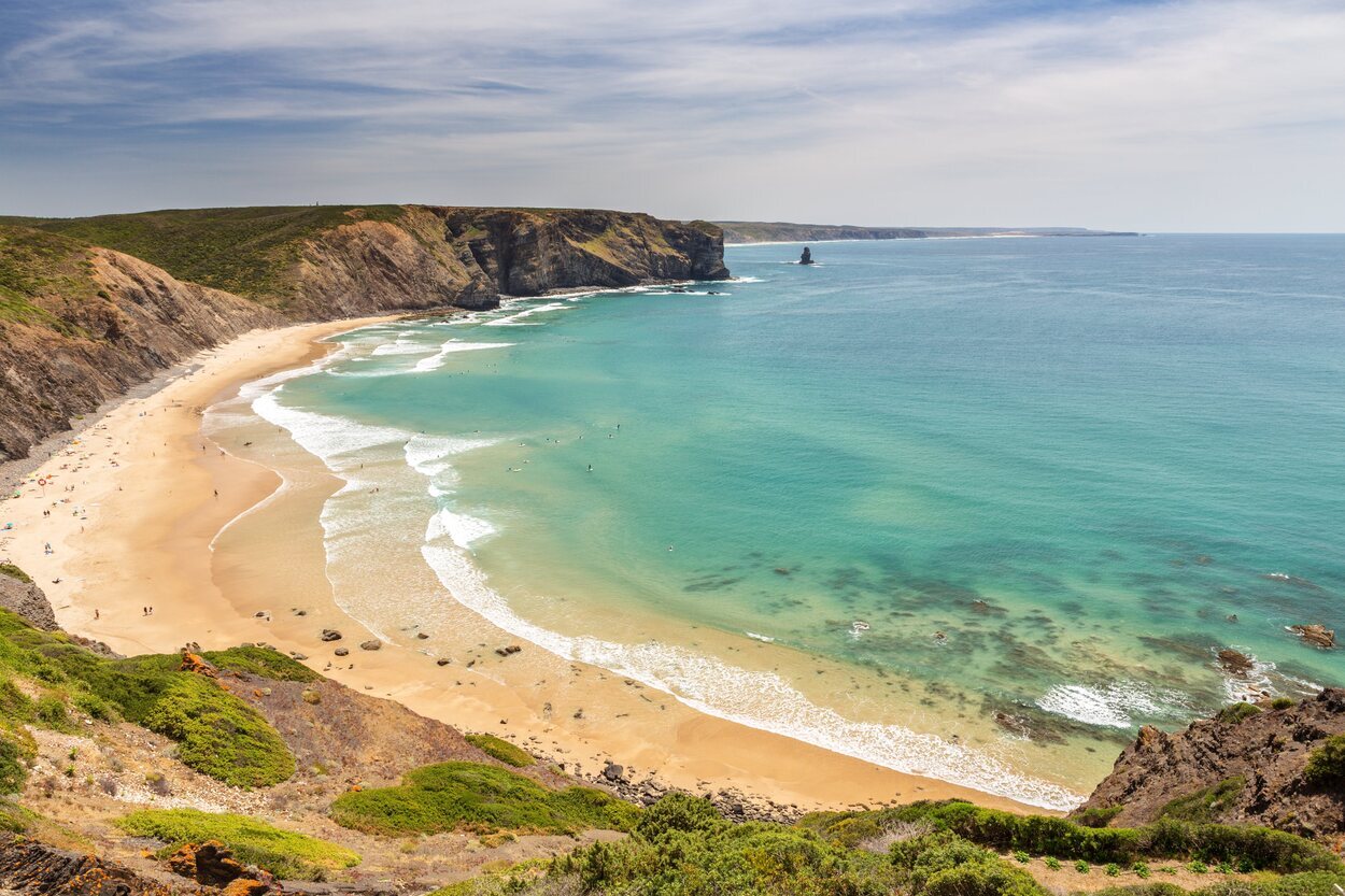 Playa de la Arrifana protegida por una enorme roca