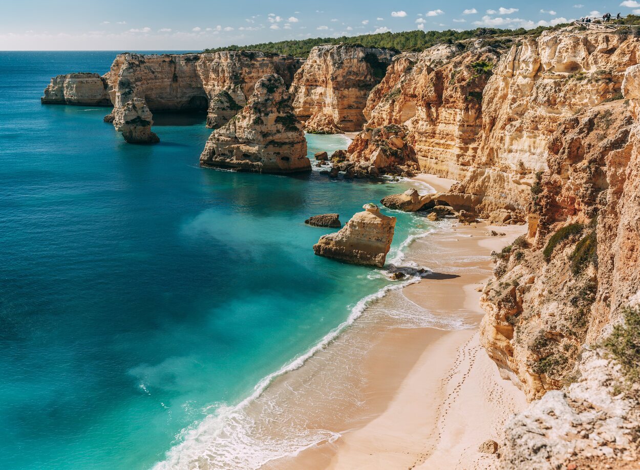 Praia de Marinha, considerada una de las 10 playas más bellas de Europa y una de las 100 más bellas del mundo