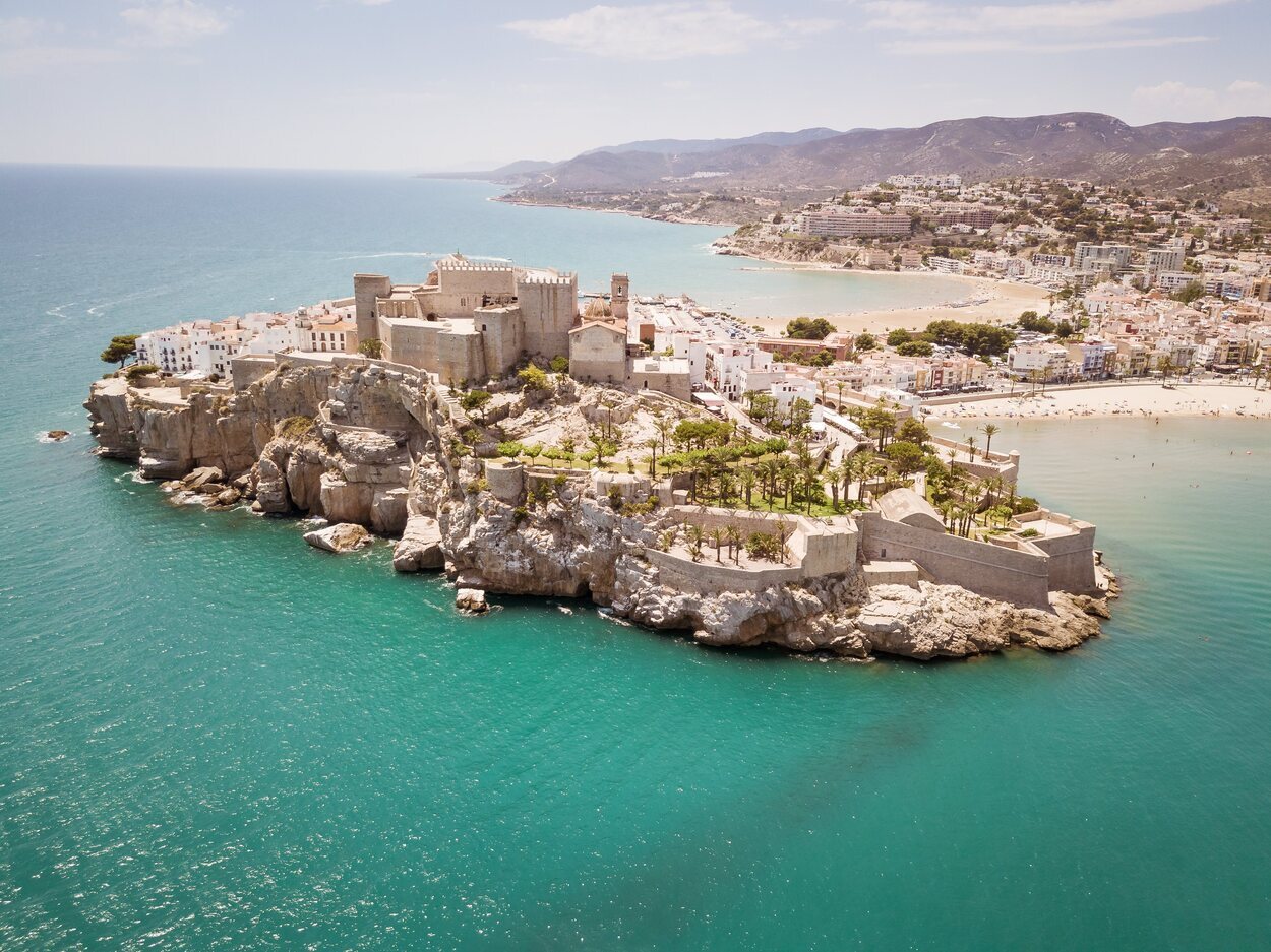 Peñíscola cuenta con numerosas playas y calas con vistas increíbles