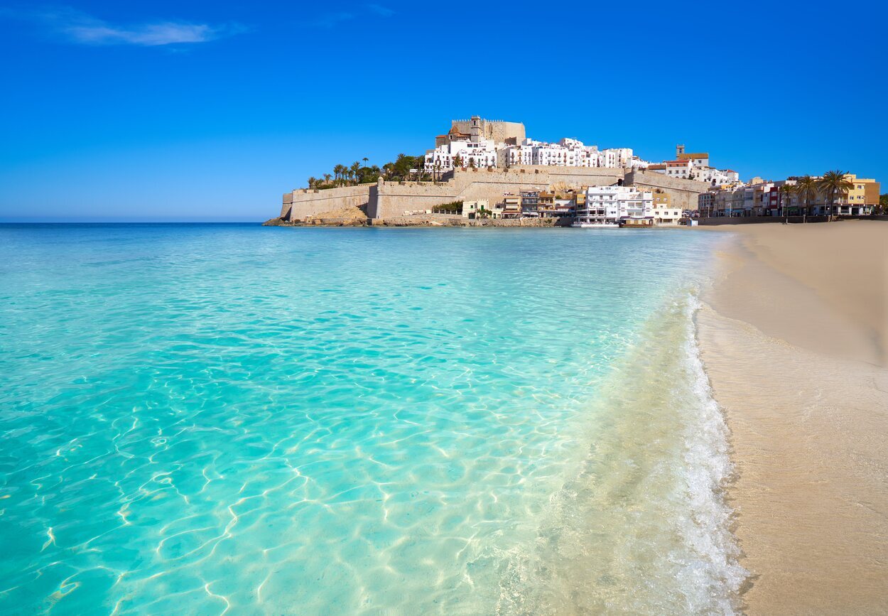 Peñíscola está formada por playas que ofrecen distintos servicios