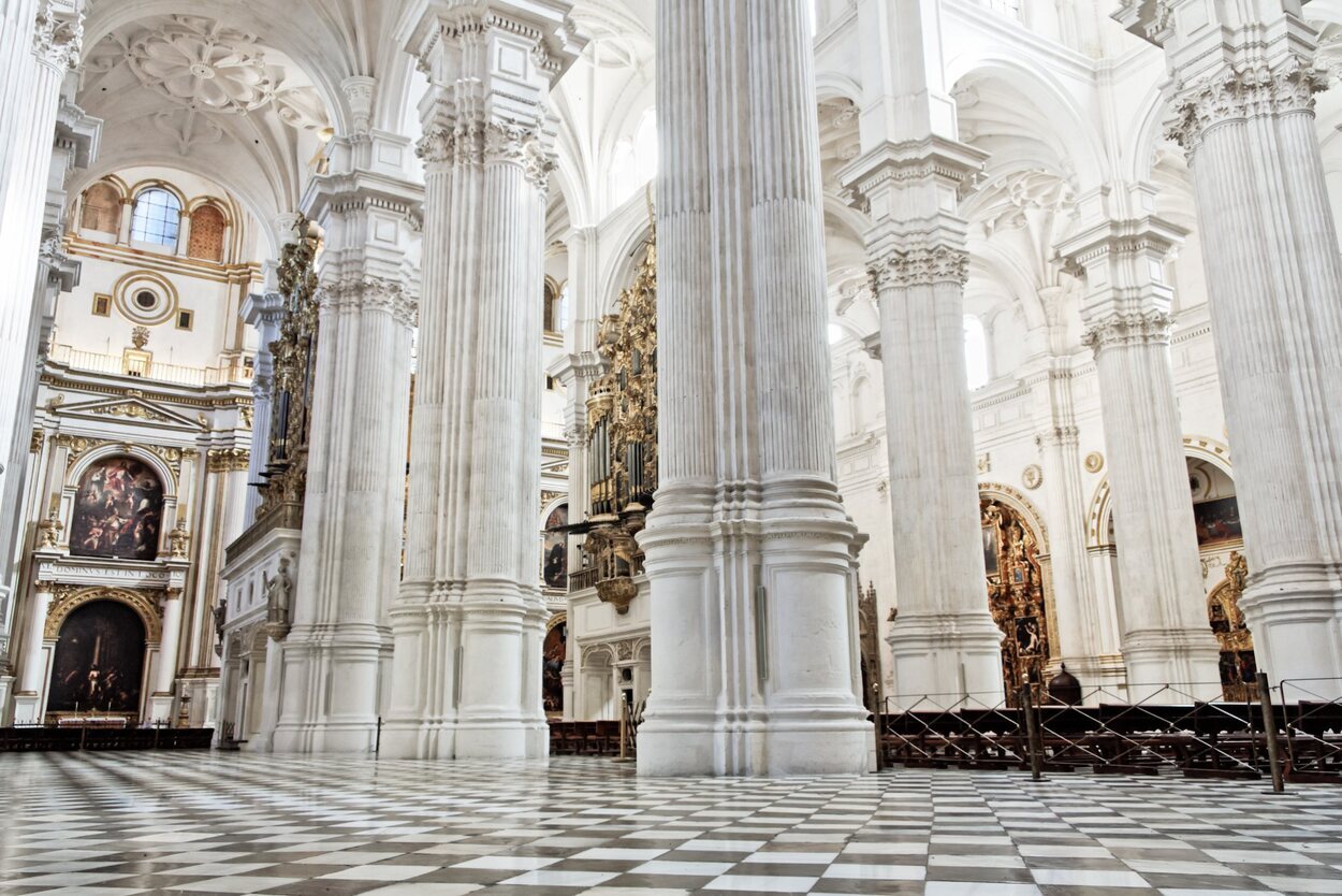 El sepulcro de Juana La Loca se encuentra entre el altar mayor y la reja mayor