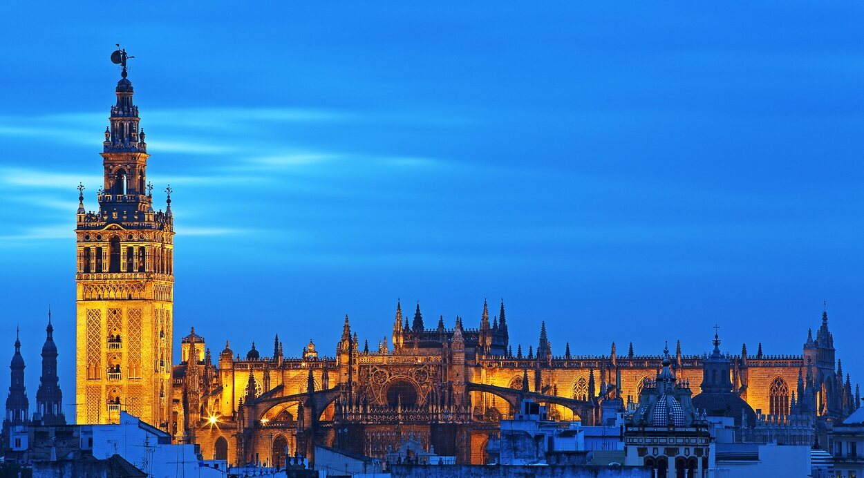 Vista amplia de La Giralda