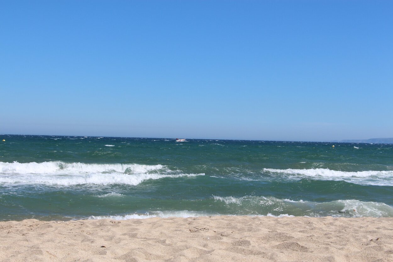 La playa Empuriabrava es de olas constantes