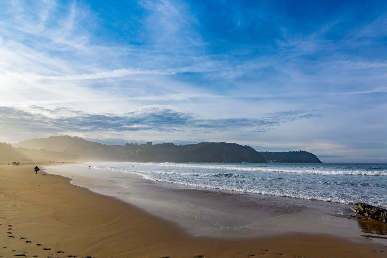 La playa de Rodiles se encuentra en la desembocadura de la ría de Villaviciosa