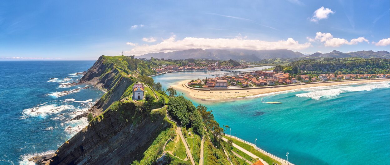 Vista aérea de Ribadesella con la Sierra del Sueve al fondo