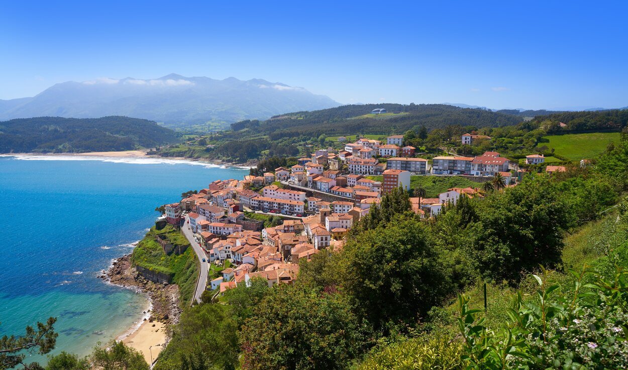 Vista de Lastres, de la Playa de la Griega y de la Sierra del Sueve