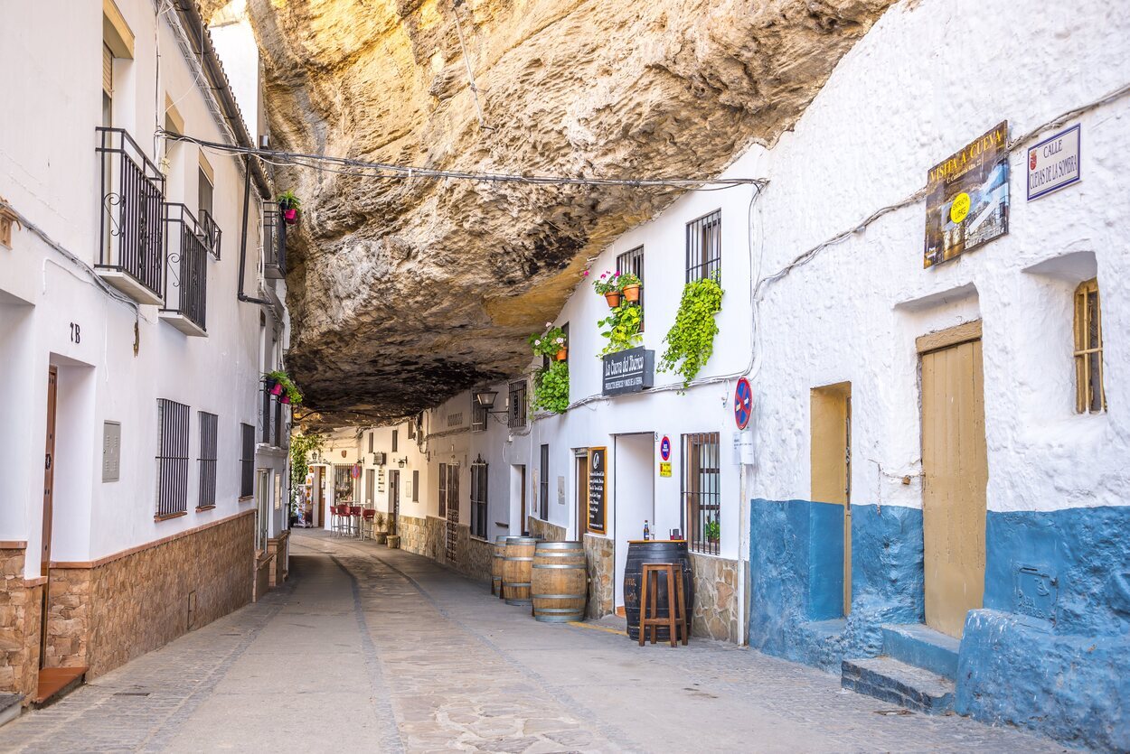 Parte de Setenil de las Bodegas se encuentra bajo una gran roca