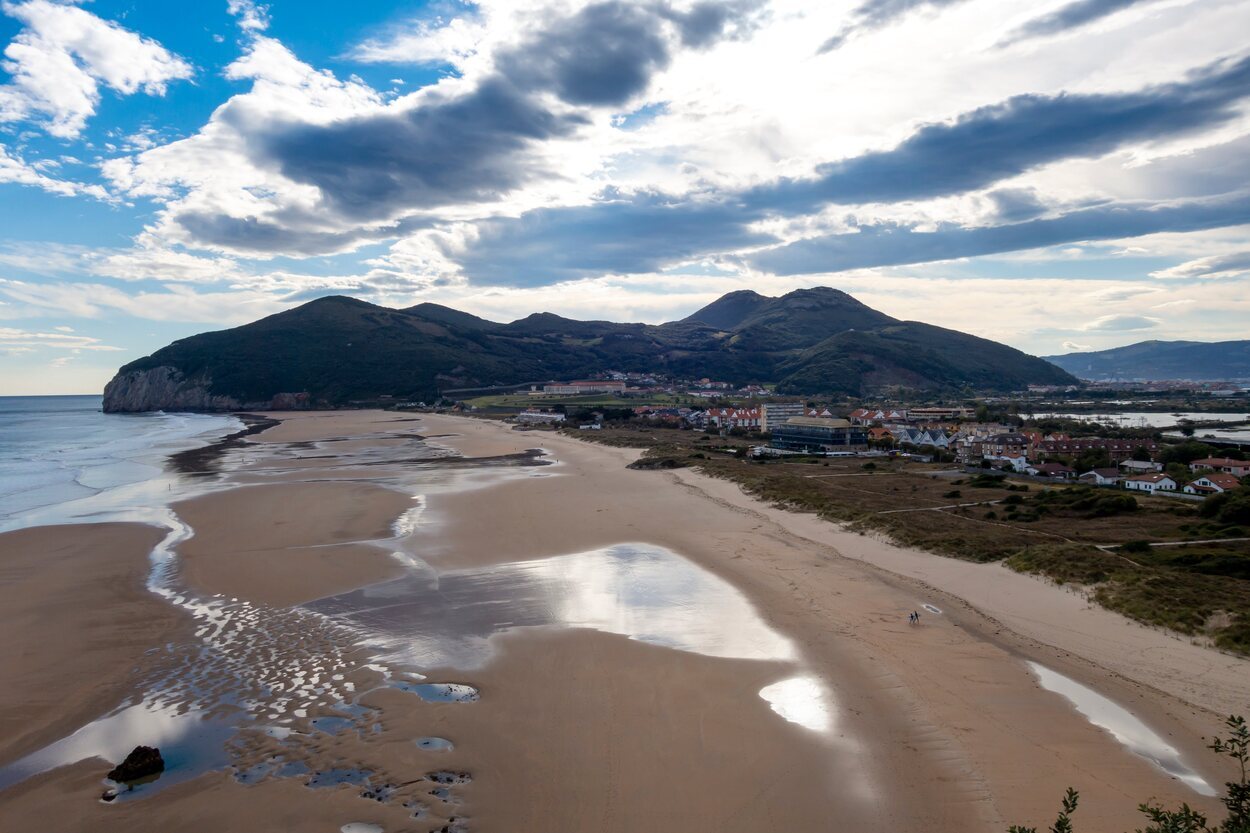 Santoña tiene una playa ideal para practicar surf