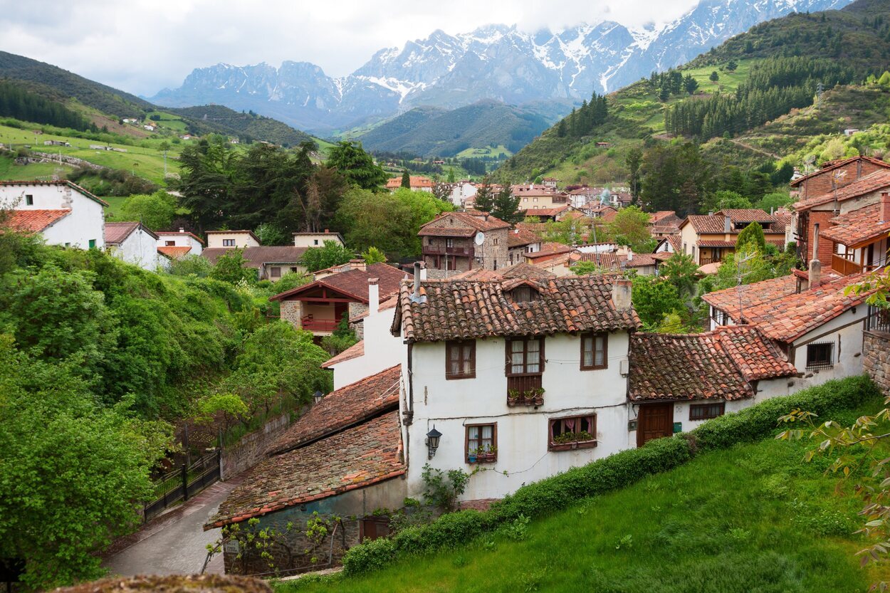 Potes se encuentra ubicado a los pies de los Picos de Europa