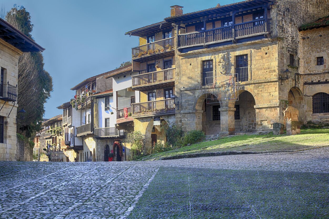 Santillana del Mar tiene su encanto en la calles