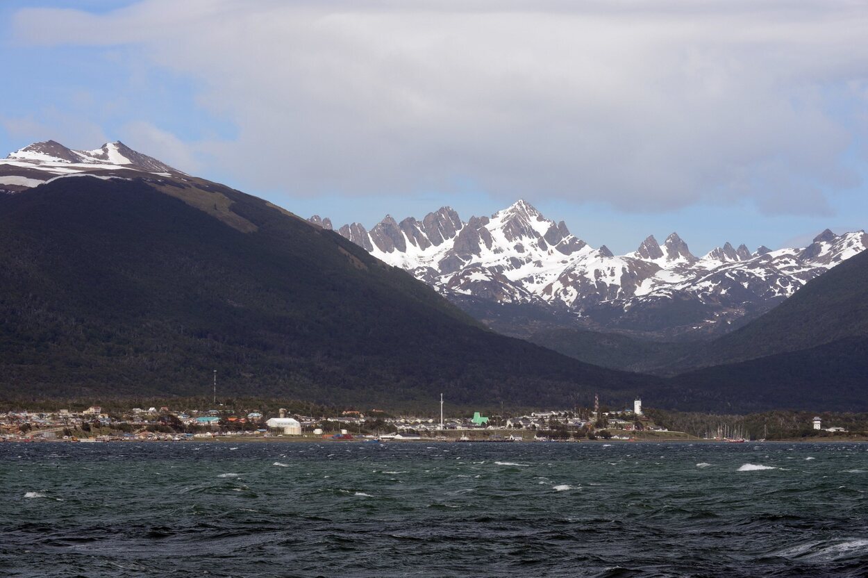 Se encuentra en la ribera del norte de la isla Navarino