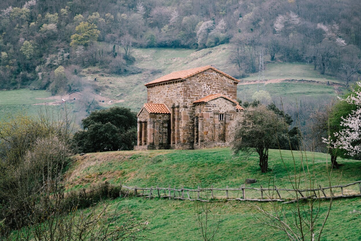 Santa Cristina de Lena se encuentra a 35 kilómetros al sur de Oviedo