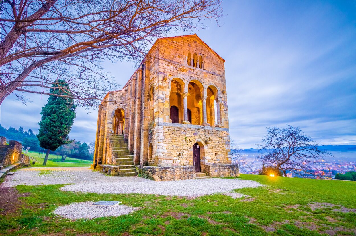 Santa María del Naranco es el emblema de los monumentos prerrománicos